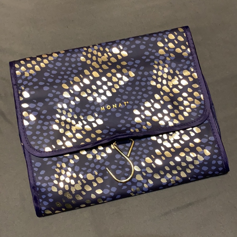 Monat hanging travel organizer